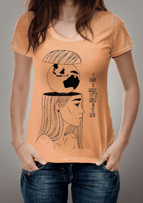 Nome do produto  CAMISETA ´´I HAVE A WHOLE LITTLE  WORLD IN MY HEAD´´ AMARELA