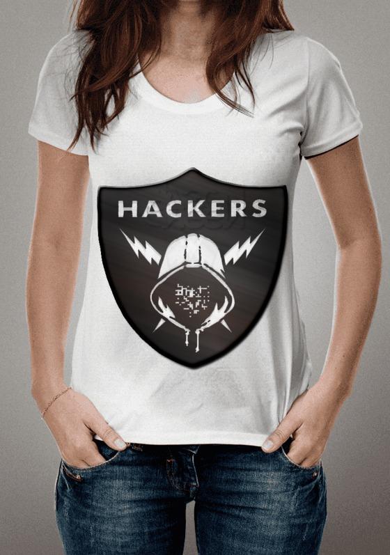 Nome do produto  Camiseta com brasão Hackers 