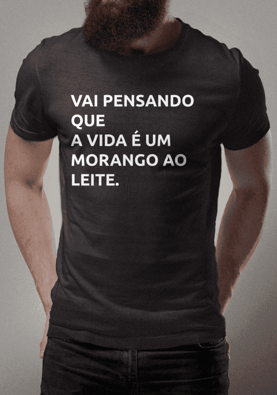 VAI PENSANDO QUE A VIDA É UM MORANGO AO LEITE